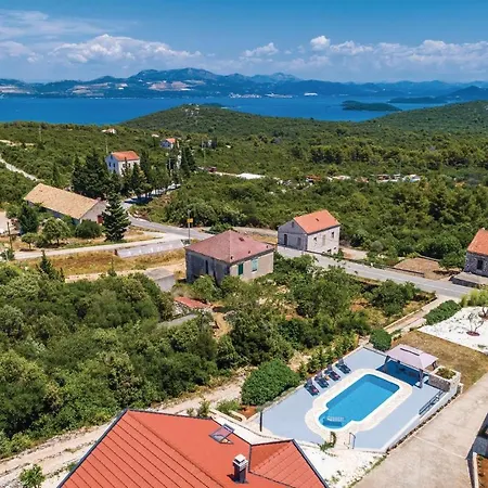 Three-bedroom In Janjina