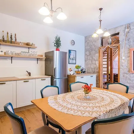 Three-bedroom In بيت للعطل