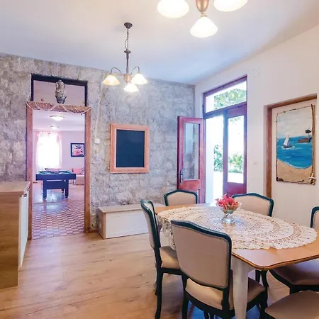 Three-bedroom In بيت للعطل Janjina