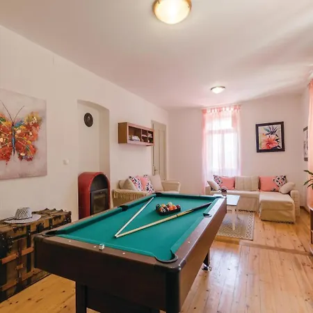 Three-bedroom In بيت للعطل Janjina