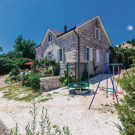 Three-bedroom In Janjina