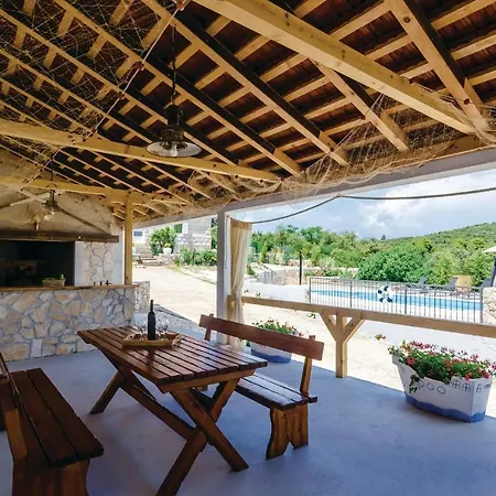 Three-bedroom In بيت للعطل *